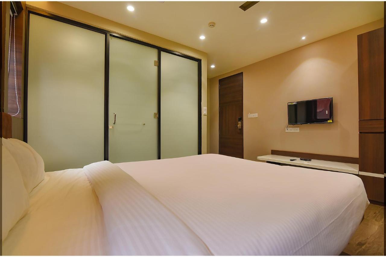 Fabhotel Eros 282 - Nr Sreebhumi Liluāh エクステリア 写真