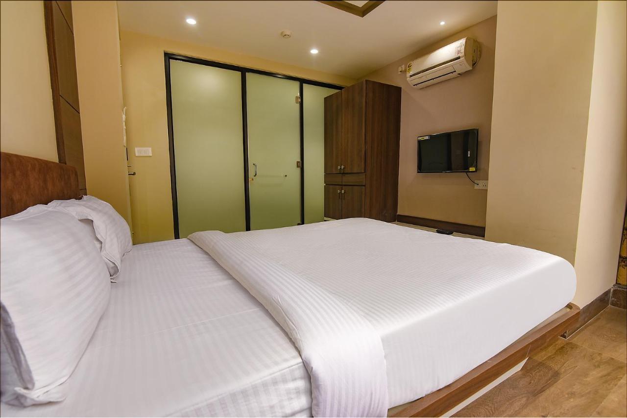 Fabhotel Eros 282 - Nr Sreebhumi Liluāh エクステリア 写真
