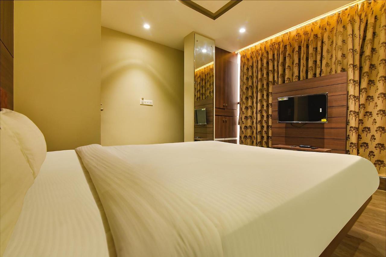 Fabhotel Eros 282 - Nr Sreebhumi Liluāh エクステリア 写真